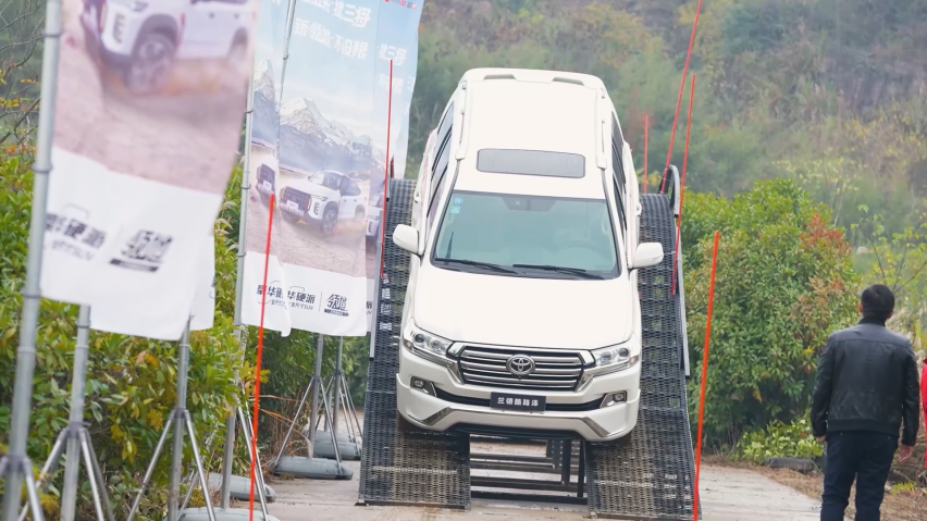 20-200w的越野SUV 性能PK：驼峰桥&交叉轴测试，牧马人排最后