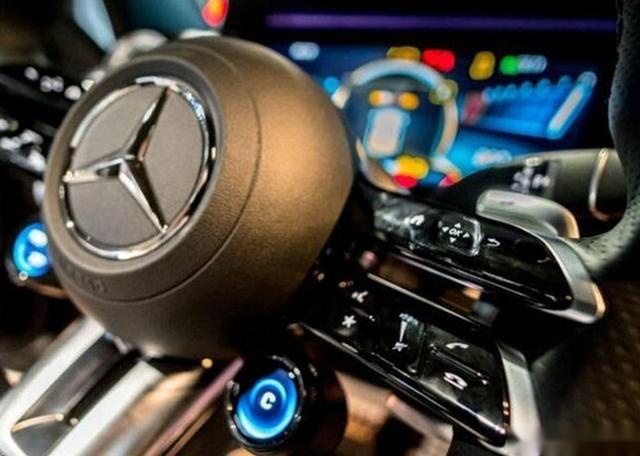 新款奔驰AMG E53海外实拍图 百公里加速仅4.4s