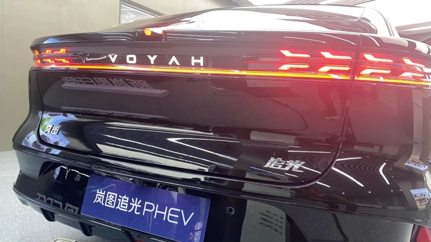 岚图首款插混动力行政级轿车，上市前静态体验追光PHEV