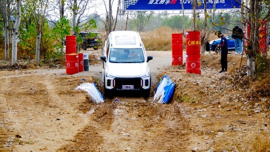 2.0T+8AT，还配三把差速锁，试驾上汽大通领地