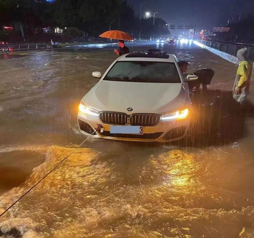 几位宝马车主雨季出行遇到突发意外，是谁帮助他们快速脱困？