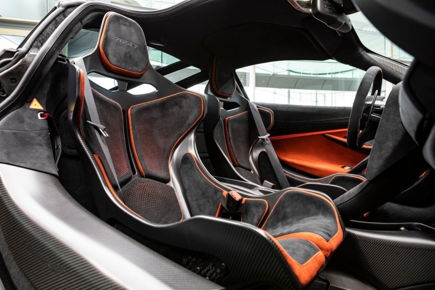 765LT 的座舱也采用了大量碳纤维材质