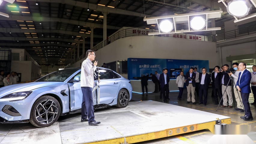 比亚迪海豹进行双面侧柱碰试验，结果如何？网友：技术部门憋大招