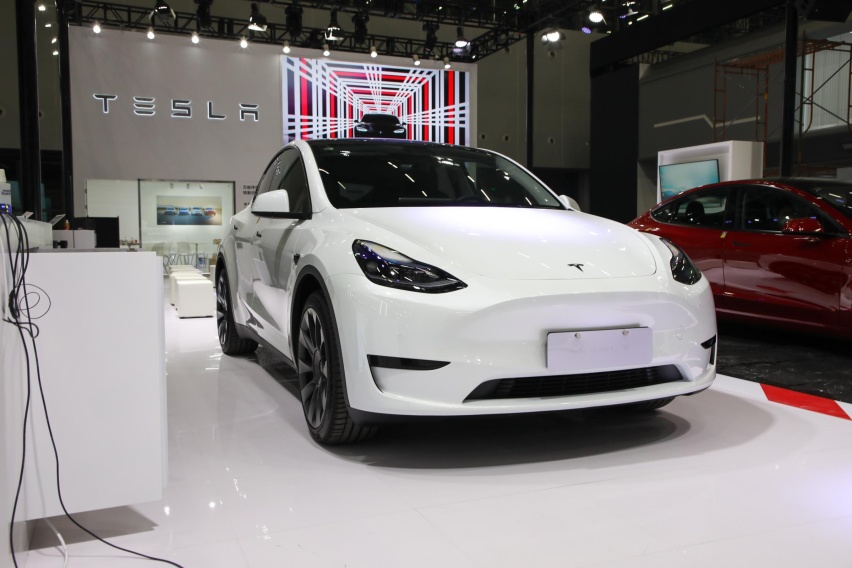 奥特能平台新车，别克Electra E5内饰曝光，6K弧面屏