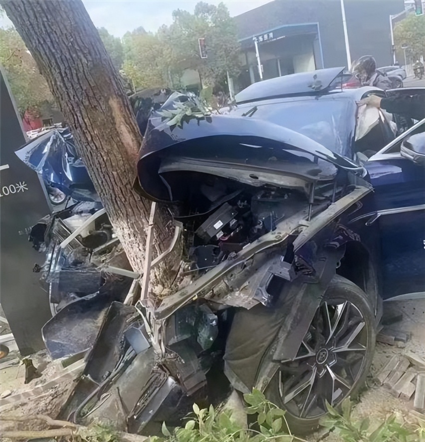 汉正面碰撞，机舱尽毁，A柱纹丝不动，王传福诚不欺我