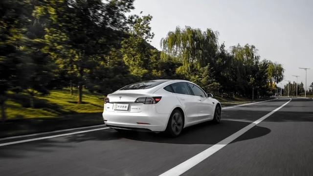 UX 300e的温度与情感，是Model 3这类新势力所给不