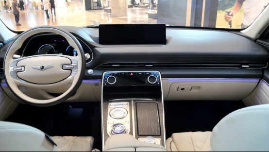 龙湖天街实拍中大型豪华车捷尼赛思GV80和G80