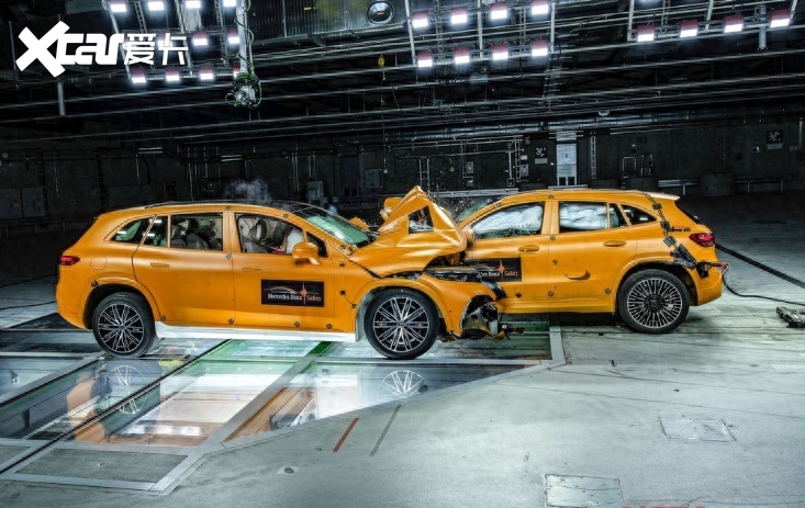 全球首次,为了证明安全,奔驰拿出两辆电车公开对撞