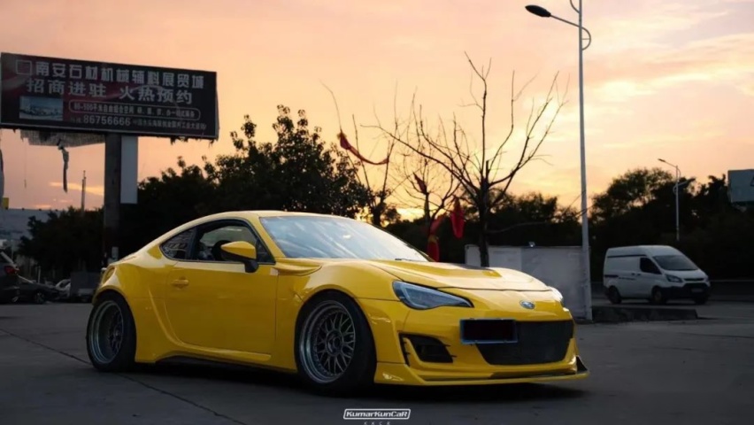颜值与性能都在线的斯巴鲁BRZ，姿态风外观下有着300匹轮上马力