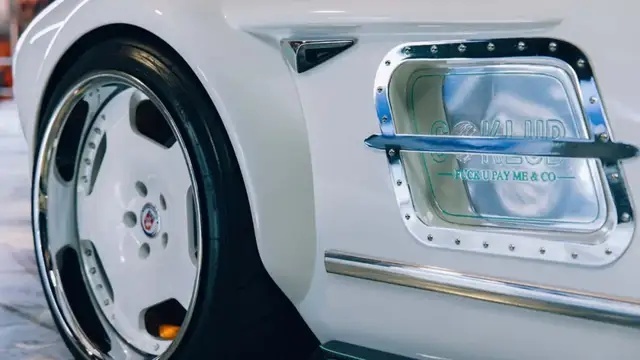 30万的特斯拉Model 3改成千万神车奔驰300SL，看完心动了！