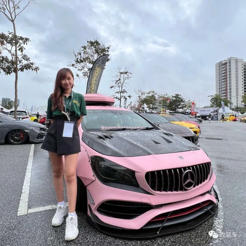 宽体+防滚架的粉色奔驰CLA，妥妥的自带美女上车功能
