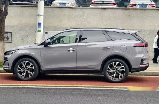 比亚迪“全新王牌”到店！云辇+第5代超级混动，大7座SUV，17万级