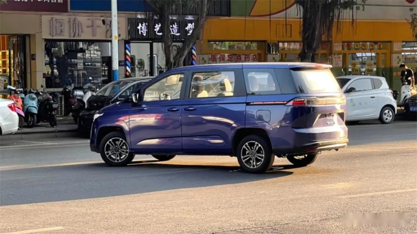 打算换新车标？五菱全新MPV无伪装谍照曝光，双侧滑门就是好