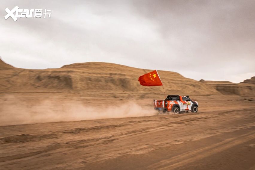 环塔越野嘉年华落地乌尔禾，赛车在雅丹与胡杨间完成