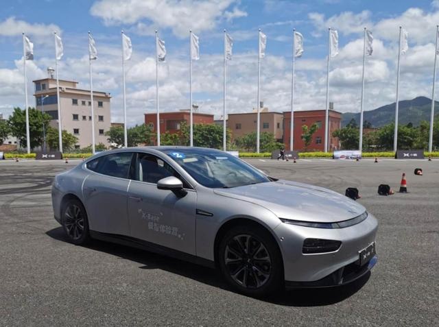 试驾智能轿跑小鹏P7：超长续航、百公里加速4.3秒，堪比百万跑车