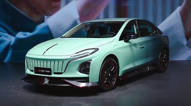 红旗E-QM5改装版，中型车，长5.04米，造型时尚，没有老气感