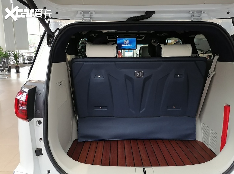 体验GL8：外观酷似雷克萨斯，内饰奢华配电视冰箱，价格惊艳吗？