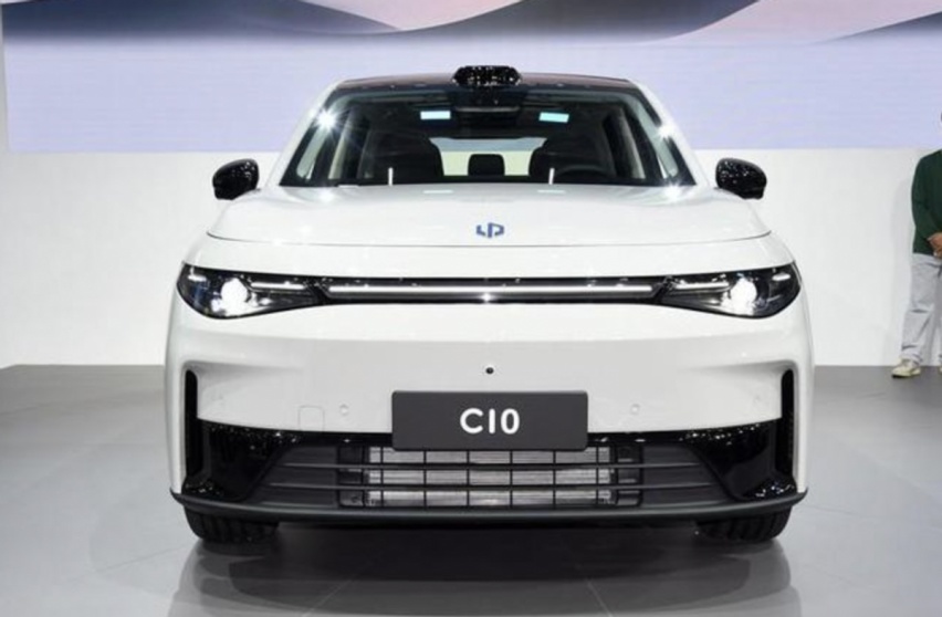 零跑C10上市，12.88万起的纯电中型SUV，打了谁的脸？
