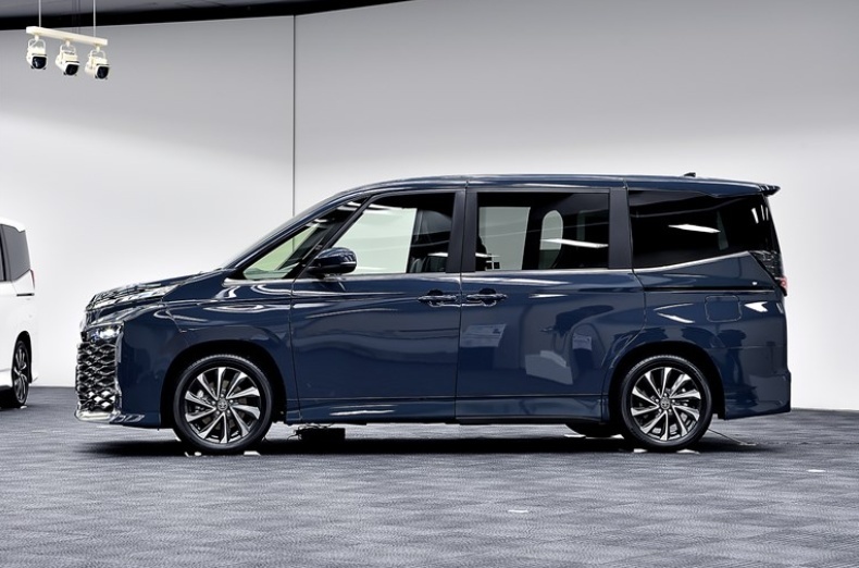 丰田又一MPV！被称“小赛那”，搭1.8L混动，折合人民币15万起