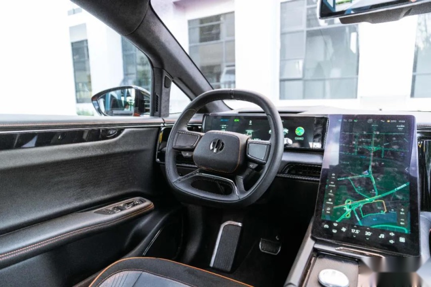 真正的买车门送车，这款3.9秒破百6座车就像变形金刚一样拉风