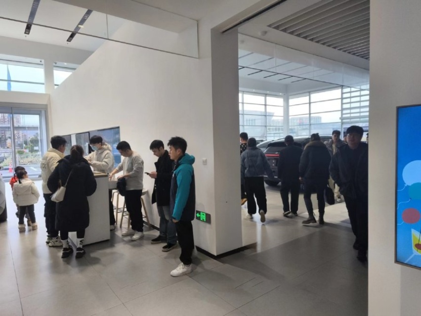 蔚来短期购车礼遇启动，门店咨询量激增