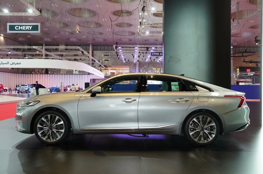 起亚的全新C级车，长5米多，搭载3.5L V6发动机，车尾像红旗H6