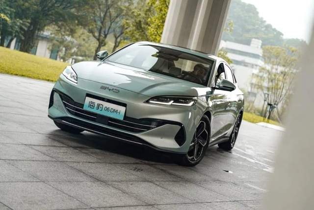 配2.0T油混动力+27英寸大屏，20.98万起，选它还是比亚迪海豹0