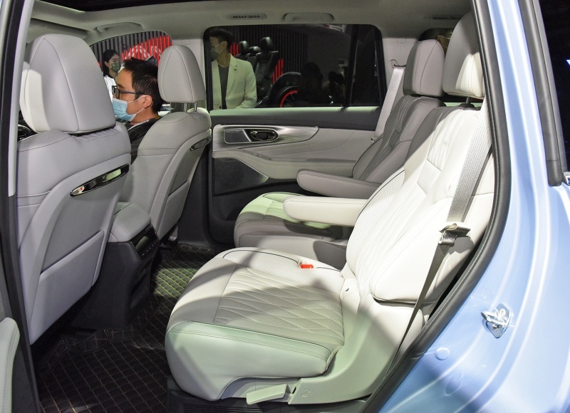 丰田THS加持的7座中型SUV 价格却完全不同 传祺GS8对比汉兰达