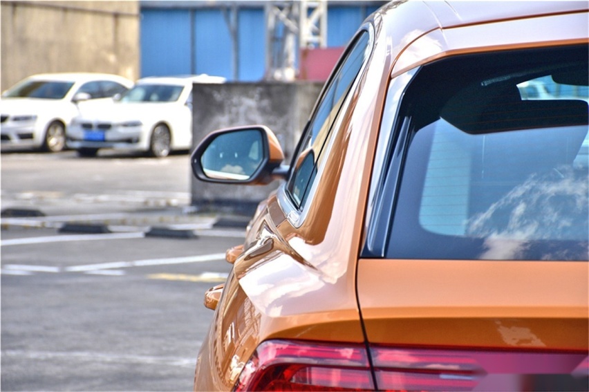 百万级Coupe SUV实拍对比 宝马X6和奥迪Q8谁更香？