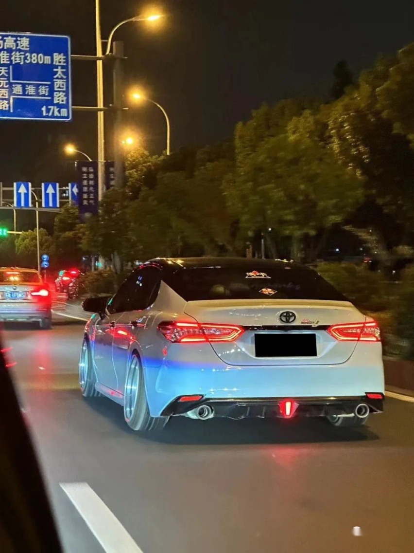 低趴姿态风的丰田凯美瑞，车主：