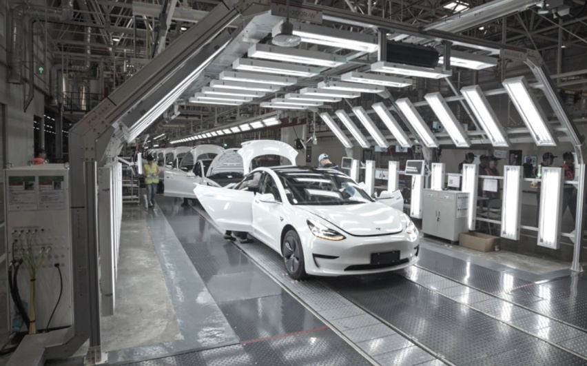 买中国产Model Y送火腿肠？挪威车主提新车，扶手箱有惊喜