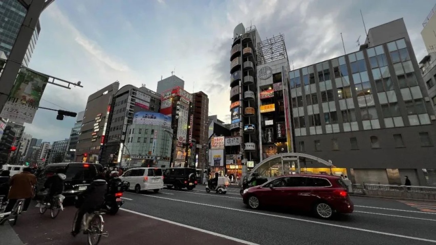 东京街头实探：电动化落后大时代，日本人坐不住了
