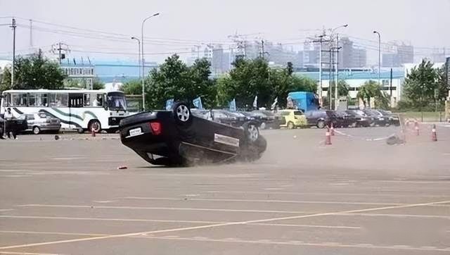 无惧三大“超标”设置 第四代奔腾B70极速翻滚挑战成功