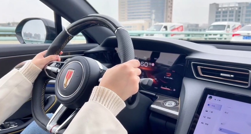 试驾红旗H6，2.0T+8AT，掀背轿跑中置排气，适合年轻人的红旗来了