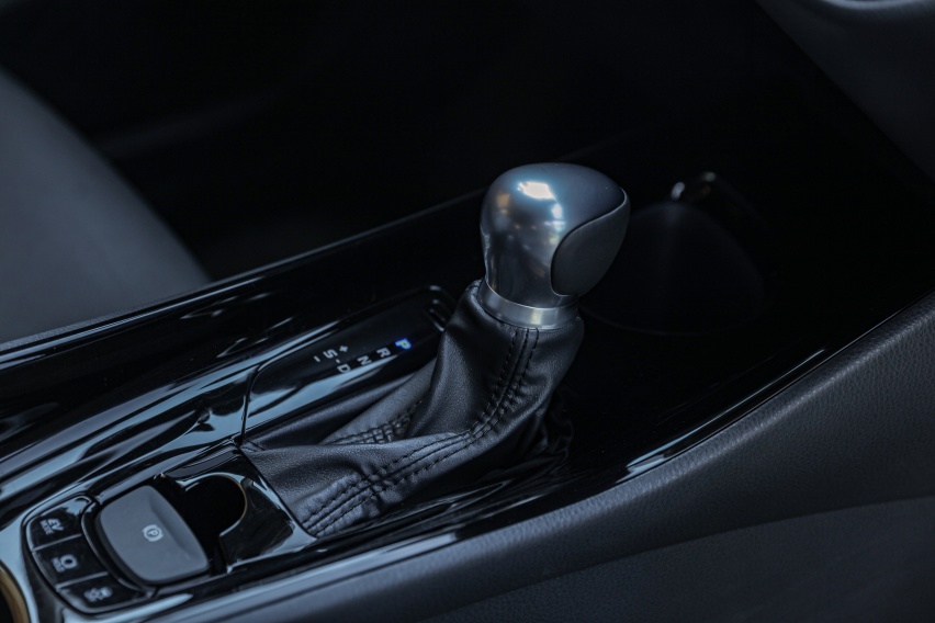 油耗仅4.5L，一汽丰田全新奕泽增2.0L双擎混动，17.48万起