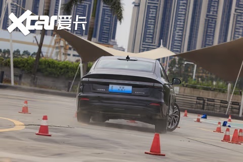 这么优雅的车,居然这么能打?