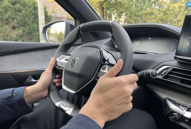 个性兼具功能性，搭载1.8T+8AT，试驾东风标致新款5008