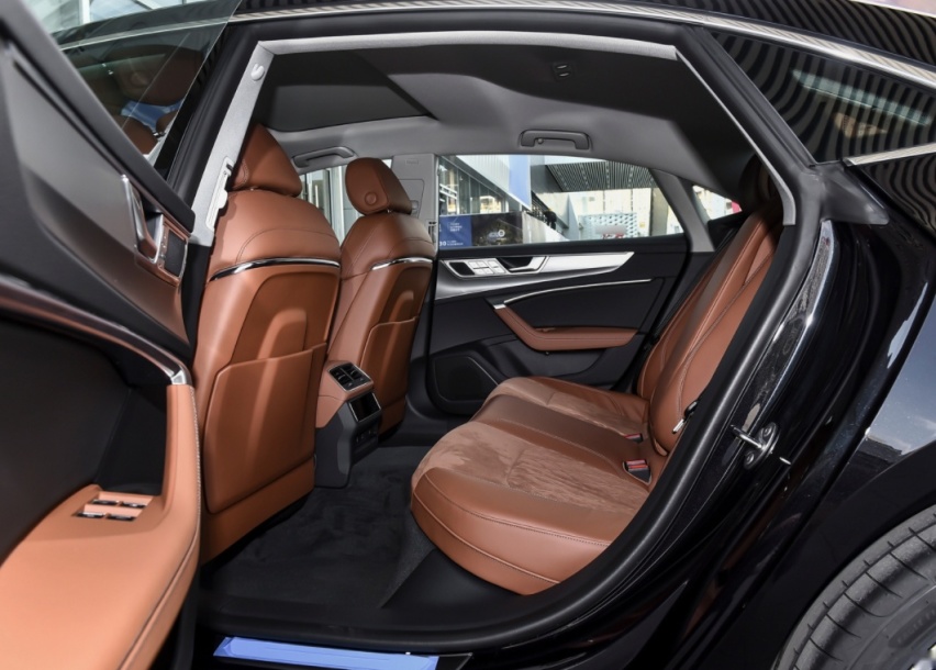 2024款上汽奥迪A7L，空气悬挂+后轮转向，3.0T V6发动机