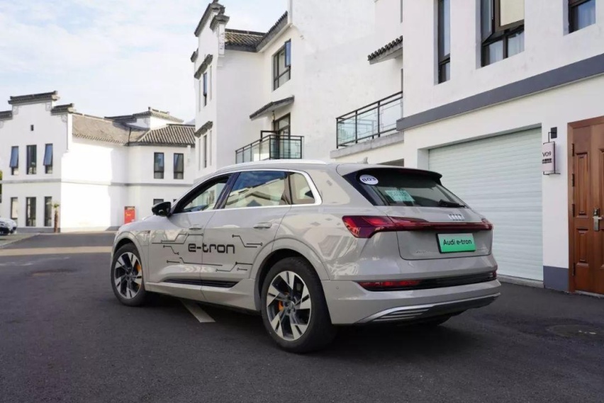 奥迪首款纯电SUV，预售70万起，与特斯拉有哪些不同？