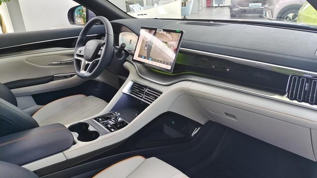 宋PLUS EV冠军版到店，时光灰很雅致，最高续航605km，充电速度