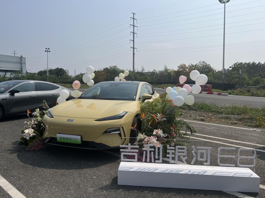 深度体验吉利银河E8，与特斯拉Model 3相比孰强孰弱？