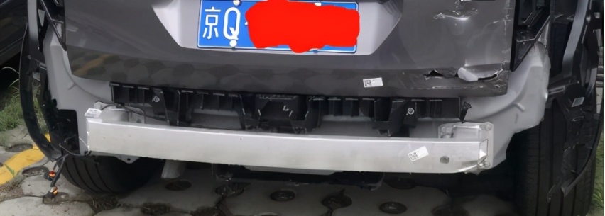 太吓人，时速70km/h追尾，吉利撞标致，吉利直接报废