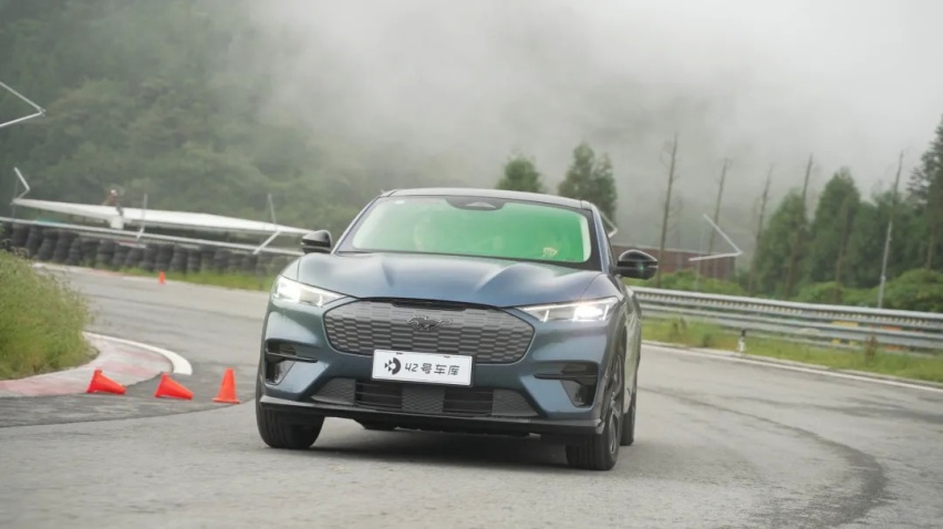 这是同价位唯一比 Model Y 好开的电动 SUV