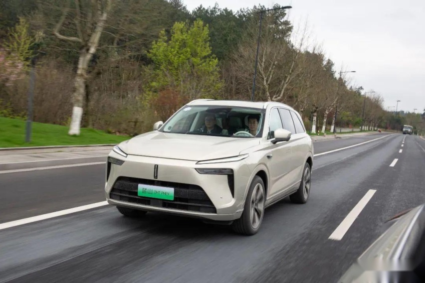 30万、插混、大六座SUV，这杯“蓝山”要硬刚理想L8？