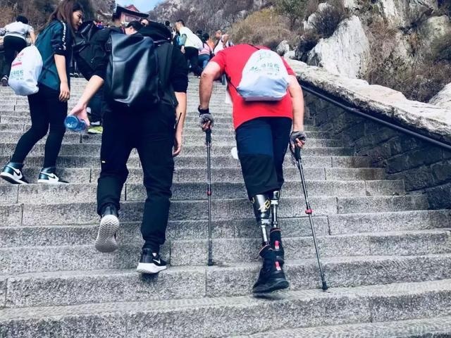 3000米、3716个台阶、1小时14分，致第一次向上马拉松