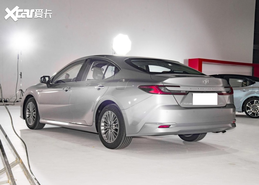 动力方面,全新丰田凯美瑞取消了2.5l纯燃油版,新车提供2.