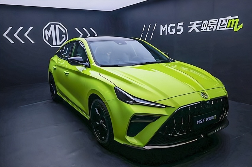 内饰配3连屏+大6座，搭载2.0T+9AT，全新荣威RX9配置曝光