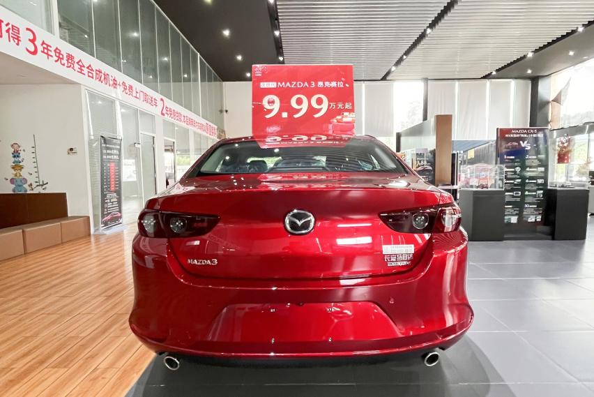 到店实拍新款马自达3 昂克赛拉入门版，售8.99万，搭1.5L+6MT