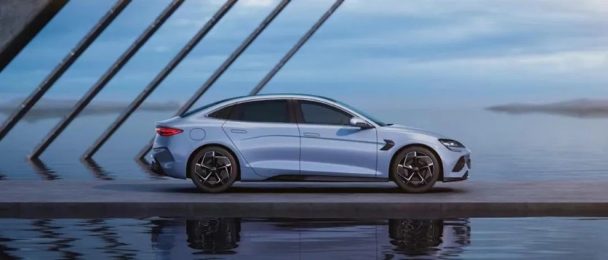 21.28万元起，比亚迪海豹开启预售，还买Model 3么？