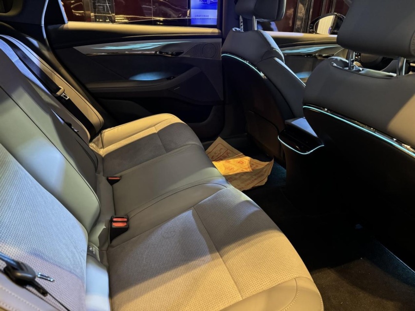 解读岚图追光PHEV：纯电续航262千米，内饰豪华空间大，宜商宜家